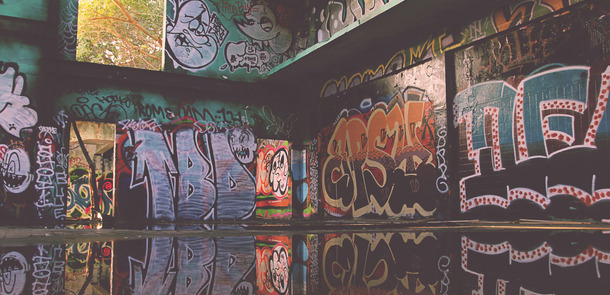 Graffiti-besprühte Wand