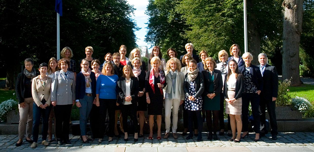 (© Klaus Knuffmann, Hamburg) Exect_Women_Hamburg_Gruppenbild.jpg