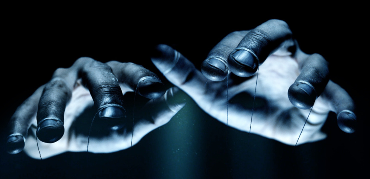 gruselige Häne in grau auf schwarzem Hintergrund