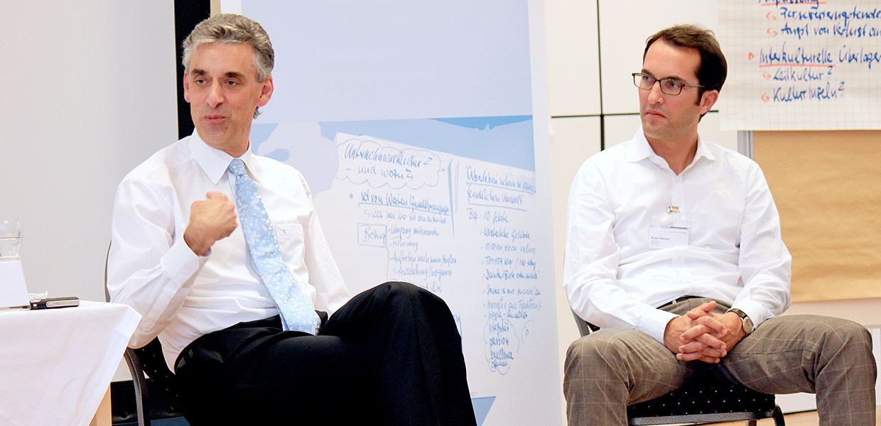 (© Bertelsmann Stiftung) Herr Appel von der Deutschen Post mit Führungskräften