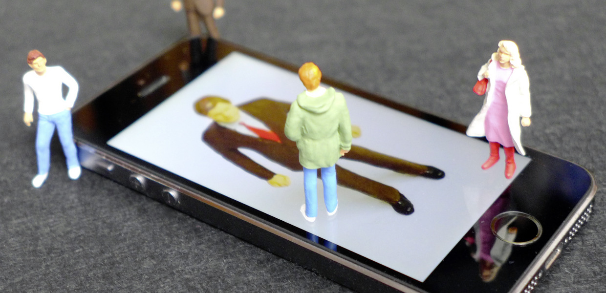 (© Heiko Roehl) Smartphone mit Miniatur-Menschen