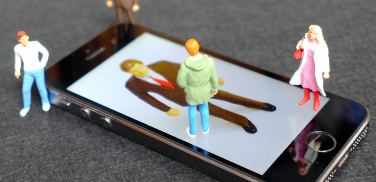 (© Heiko Roehl) Smartphone mit Miniatur-Menschen