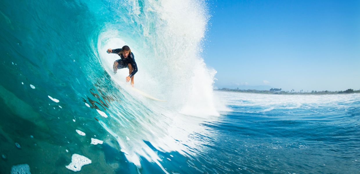 (© EpicStockMedia/Shotshop.com) Surfer in einer brechenden Welle