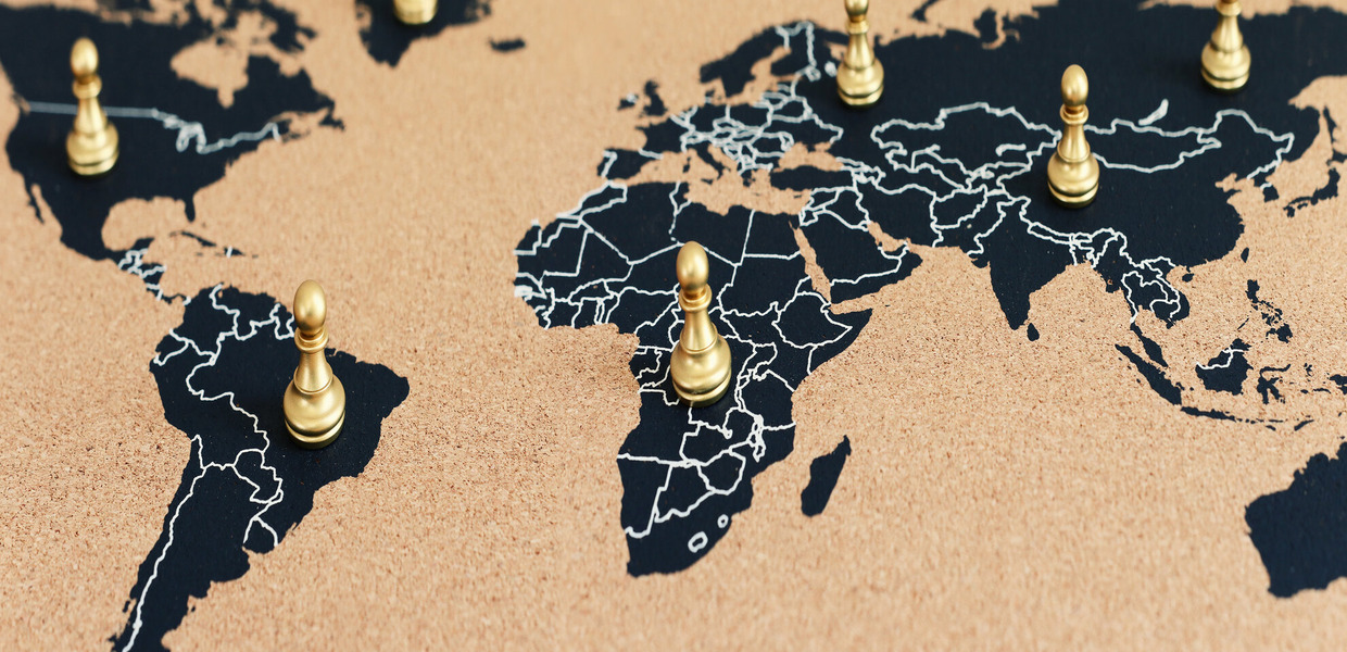 Weltkarte in Beige / Grau mit gesteckten Zielen